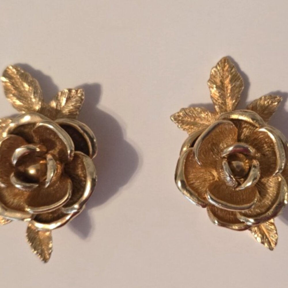 VTG Sarah Coventry Gold Tone Rose Flower Clip On Earrings, 1.5 x 1 inches